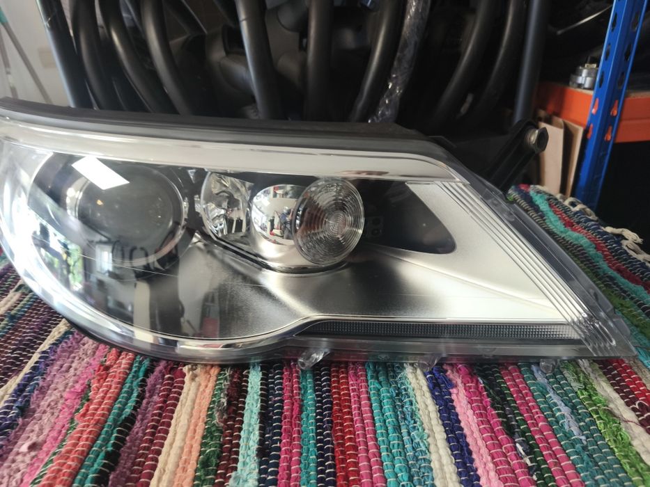 Farol direito bi-xenon Direcional VW Tiguan 5N1