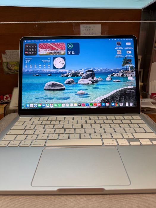 Macbook Neo srebrny stan idealny