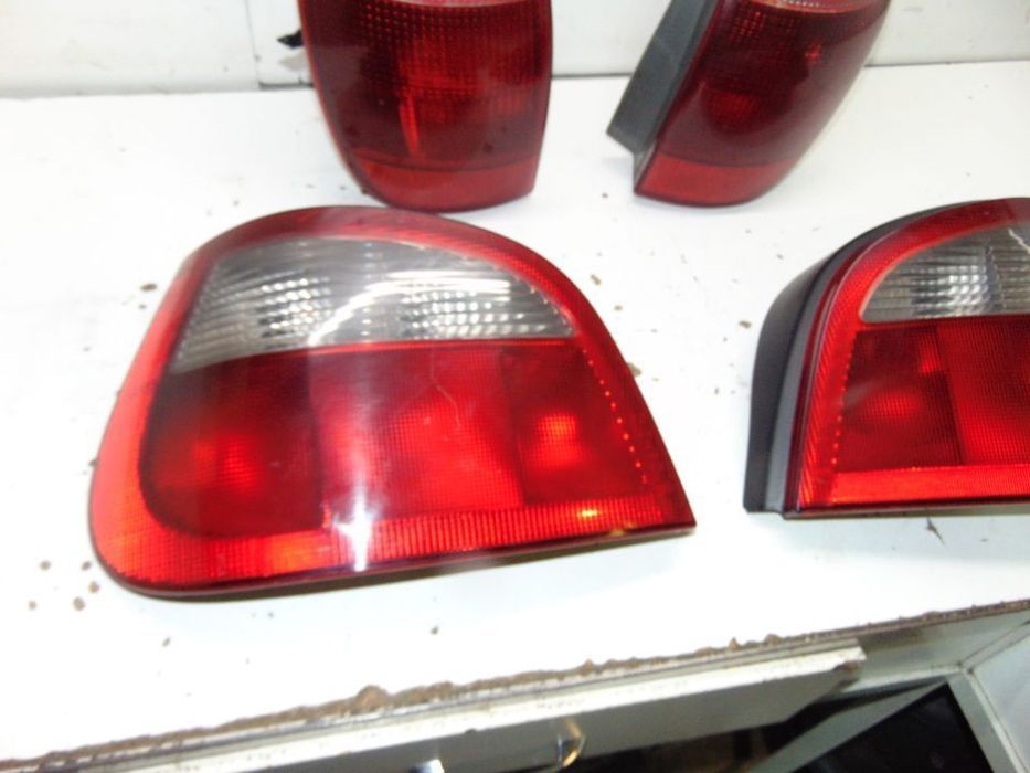 Fiat punto/ Renault megane farolins trás