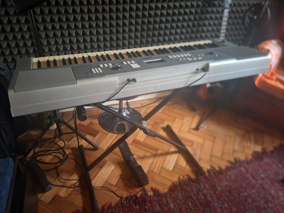 Teclado YAMAHA DGX 220 - Impecável