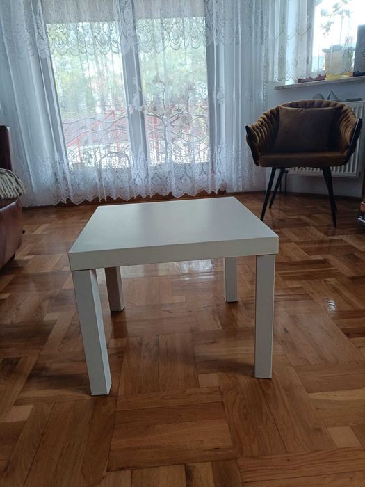 Mały stolik kwadratowy biały
