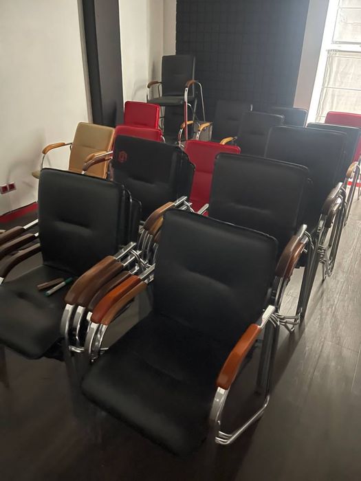 Оптовий продаж офісних крісел для бізнесу.