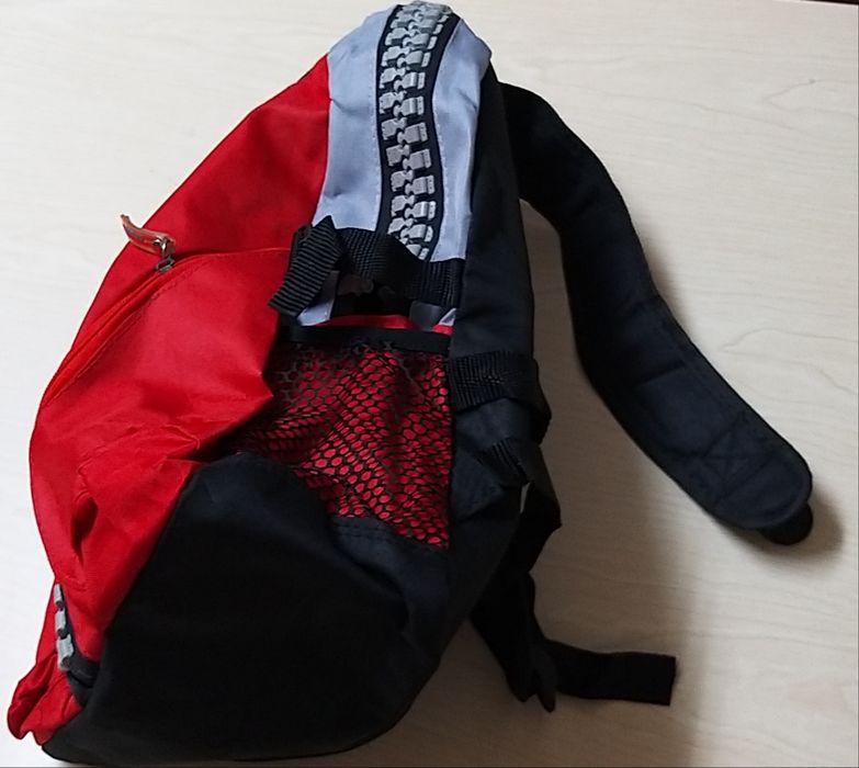 Mochila com fecho gigante.