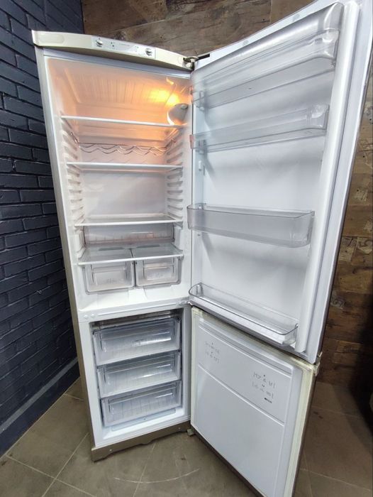 Продається Двокамерний холодильник Indesit st140