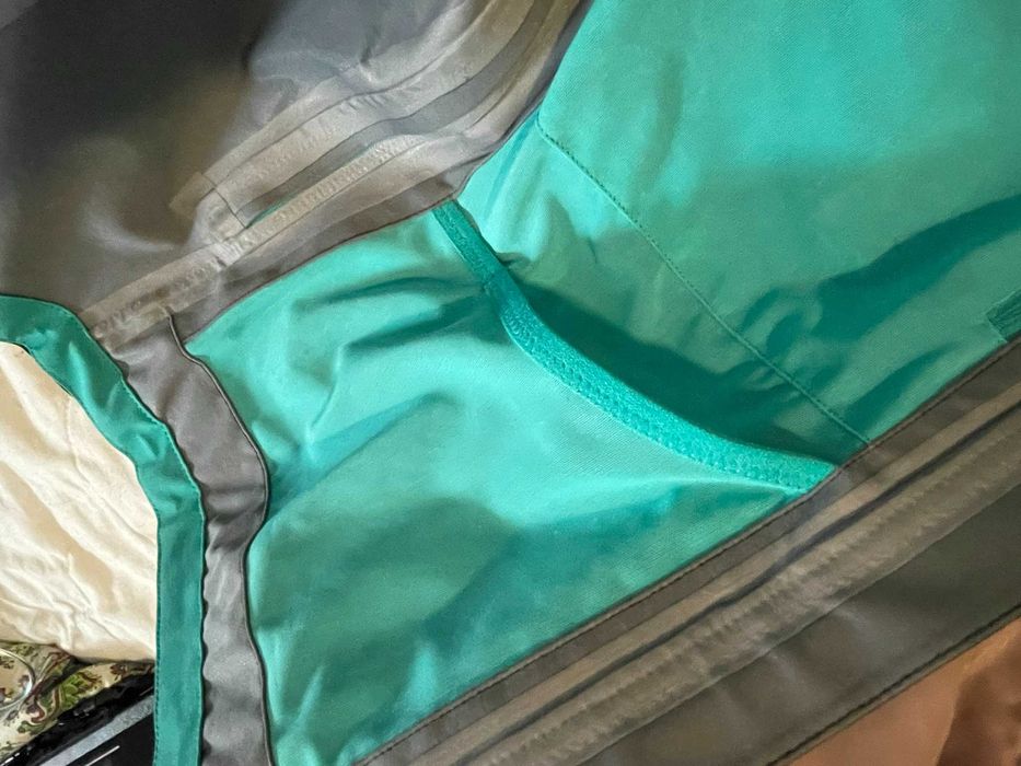 Casaco QUECHUA anti vento e chuva novo