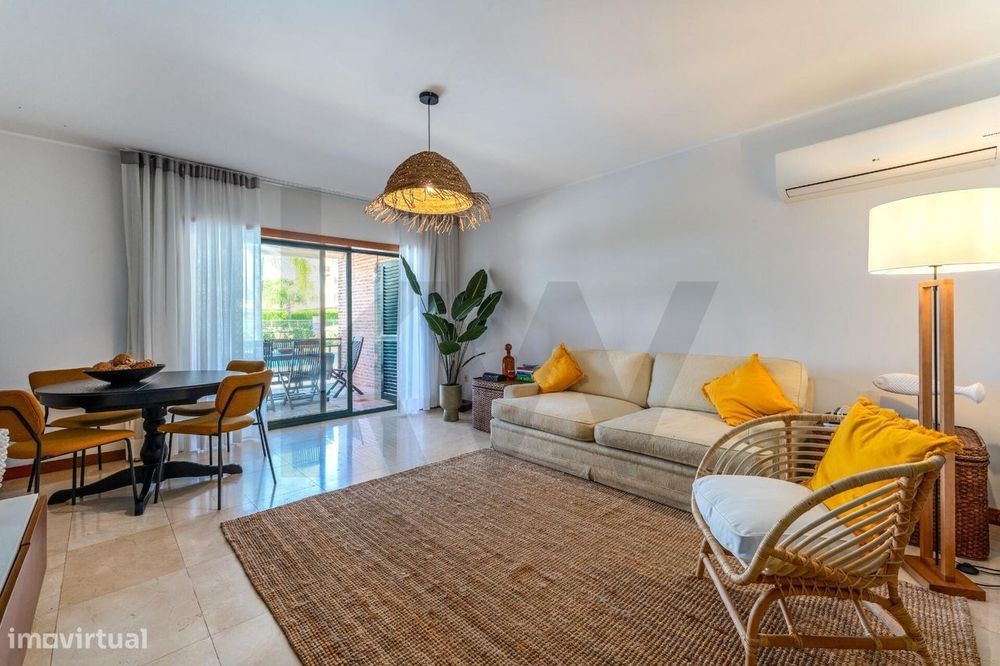 Moradia, entre o golfe e a praia, com 3 suítes, terraço poente e pisci