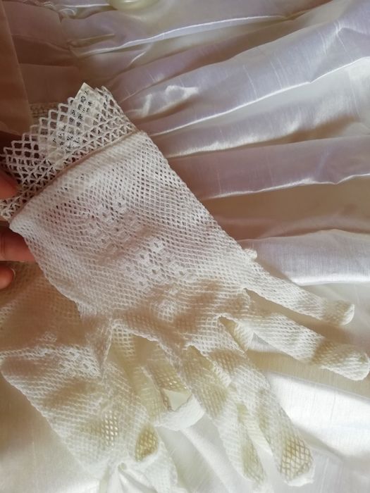 Vestido de Primeira Comunhão ou Profissão de Fé c/Luvas Coroa Terço