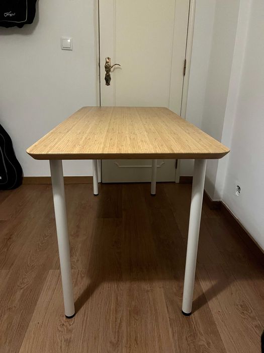 Secretária 140cm x 65cm com tampo de Bamboo e Pernas Adils Brancas