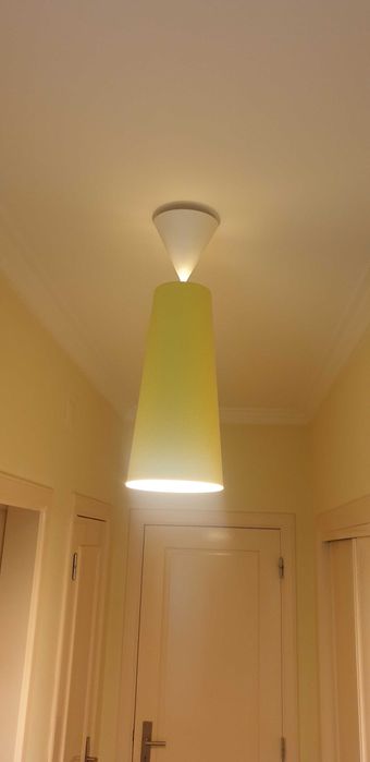 Candeeiros de estilo simple e cor amarelo