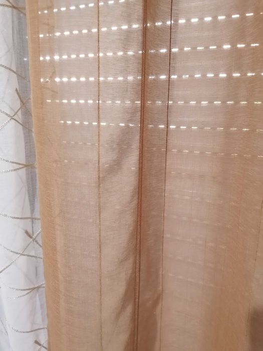 Três cortinados (branco e castanho)