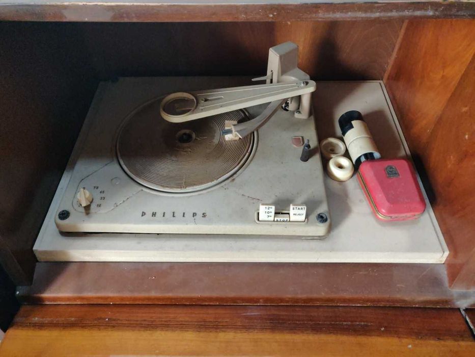 Móvel gira discos  com amplificador