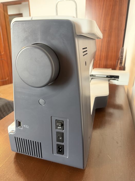 Máquina de Bordar BERNETTE B70