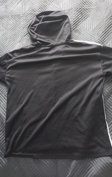 Under Armour, t shirt dziecięcy z kapturem roz 149-160 cm.