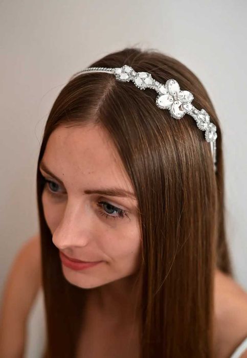 Tiara/Bandolete bordada à mão – peça exclusiva