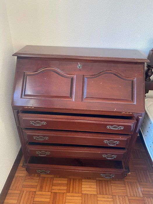 Cama  com colchao e mesa de cabeceira