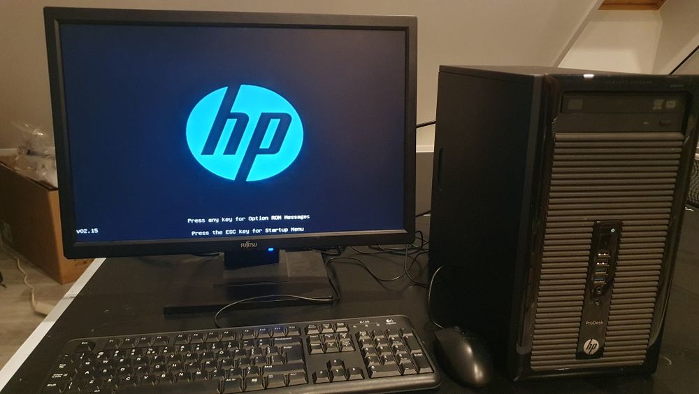 Komputer stacjonarny HP Monitor Fujitsu. Zestaw komputerowy, myszka, klawiatura Logitech