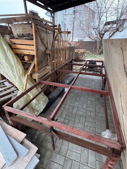 Огромный металлический стол