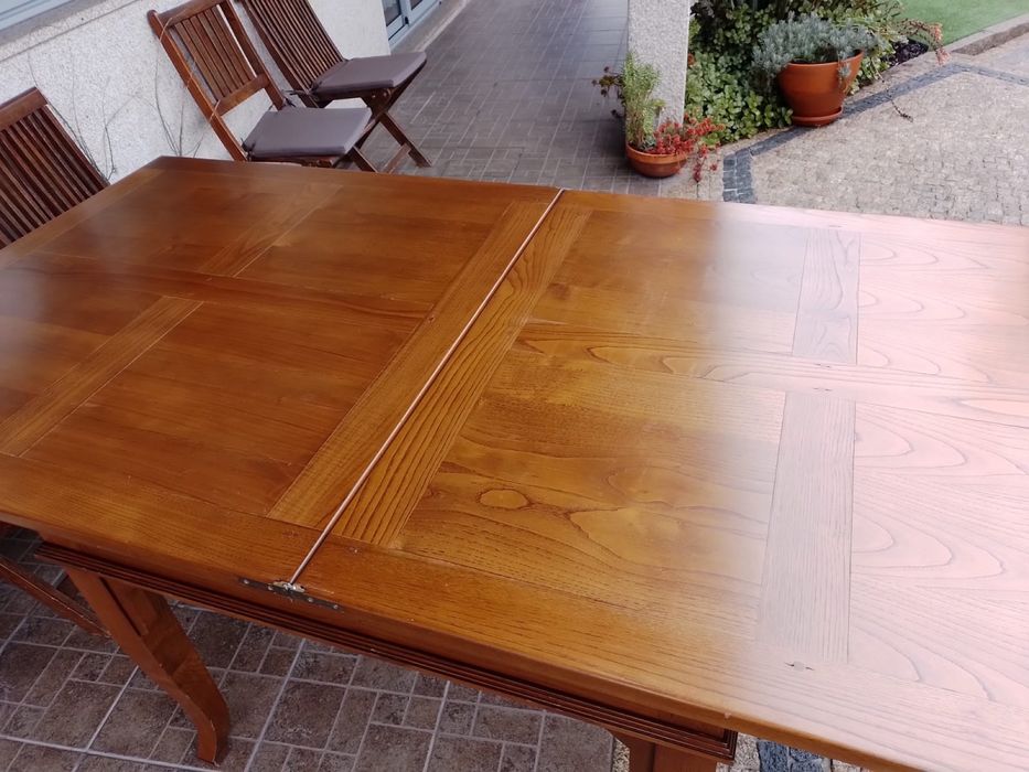 Mesa antiga, em bom estado