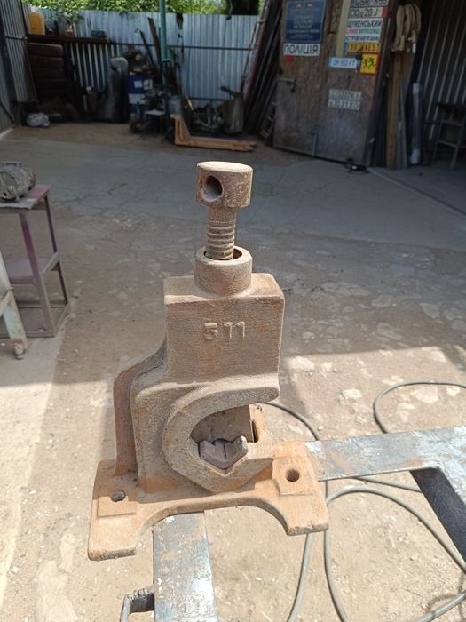 Труботримач чавунний