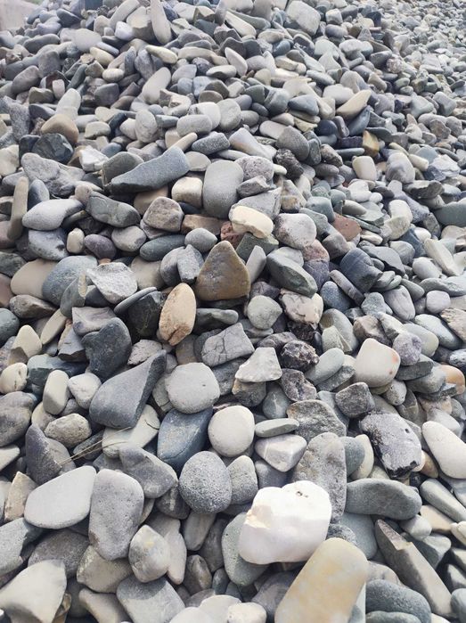 Kamień rzeczny otoczak szaro-niebieski (grys, żwir)