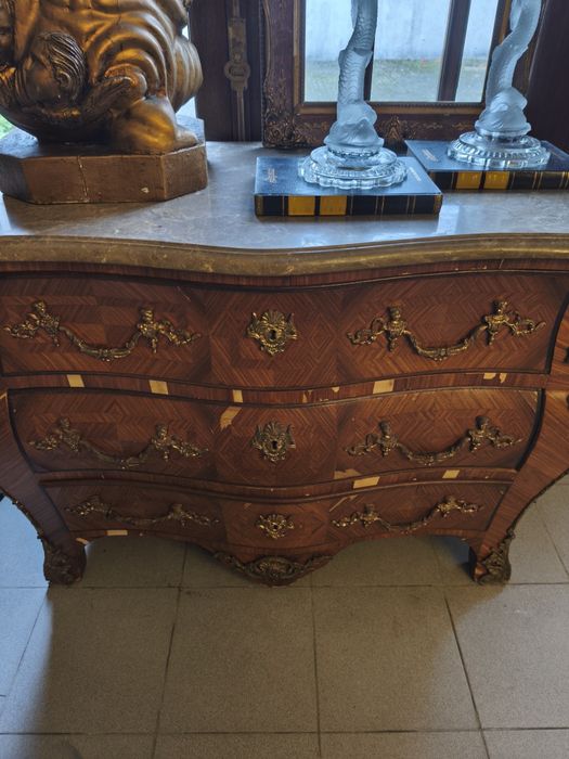 cómoda de estilo Luís XV