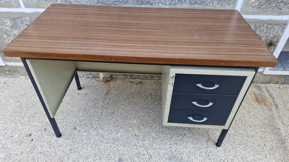 Várias secretarias bom estado