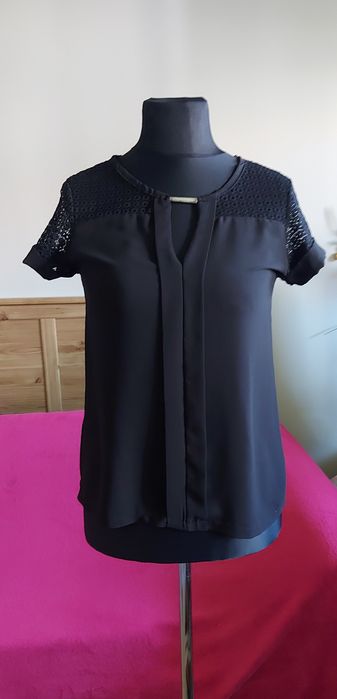 Czarna bluzka, elegancka, koronka, plisy wzdłuż bluzki,