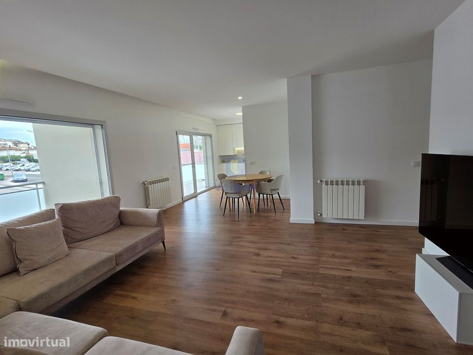 Apartamento semi-novo, T2, 2 WC, box p/ 2 carros e arrumos, em Leiria