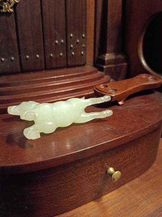 Escultura Cavalo Jade Celadon Base Madeira 8 cm
