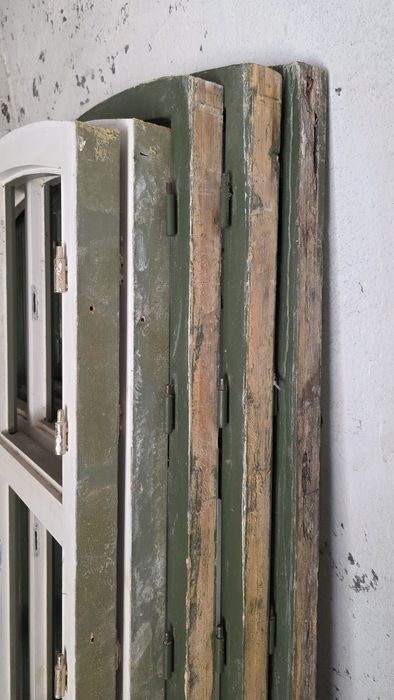 Stare okno drewniane łukowe