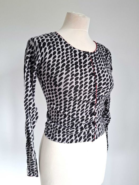 Sweter Solar S – stylowy i wygodny, szaro-czarny wzór