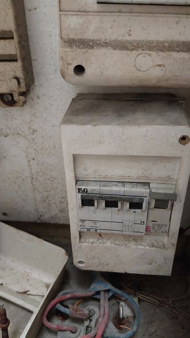 Skrzynka elektryczna budowlana