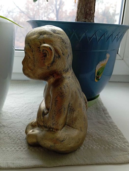 Декоративная фигурка сидящей обезьяны керамика