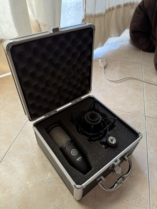 AKG P220 Microfone Condensador