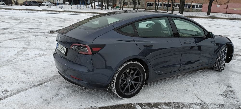 Tesla model 3 2023 рік
