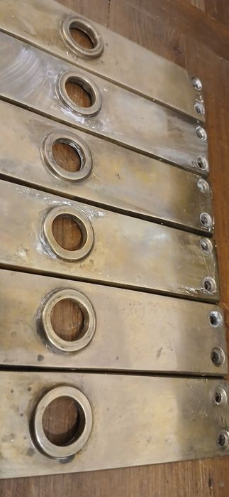 Stare mosiężne szyldy klamki, drzwi, dom.