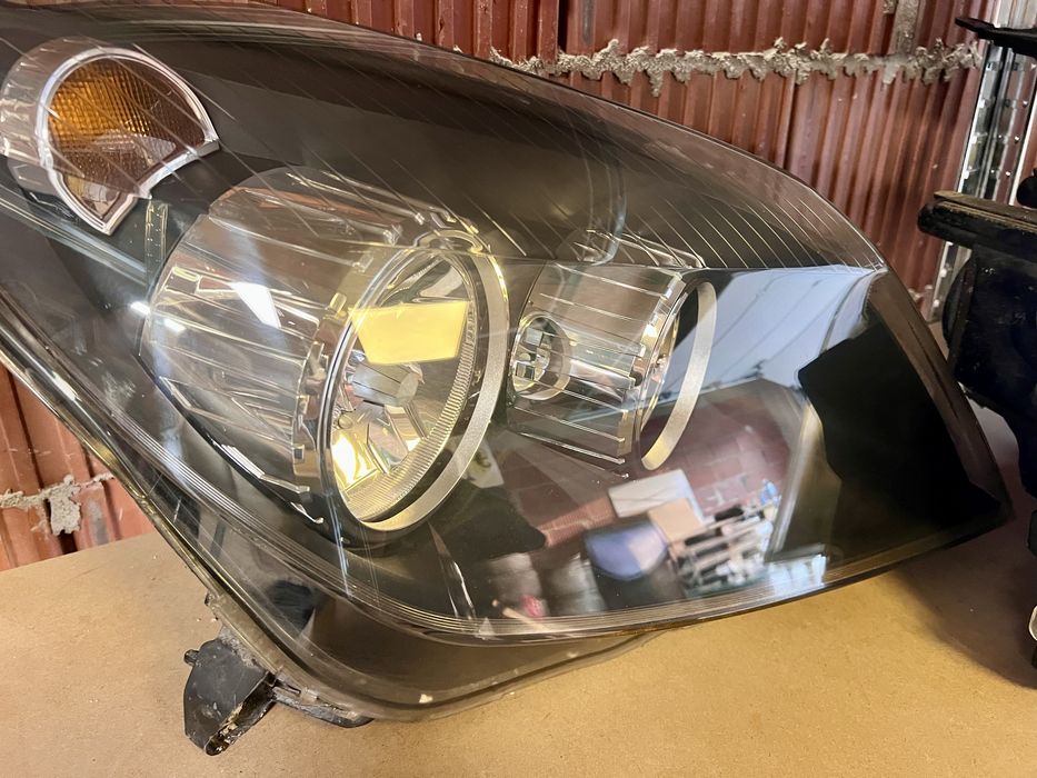 Opel Astra H reflektor prawa lampa