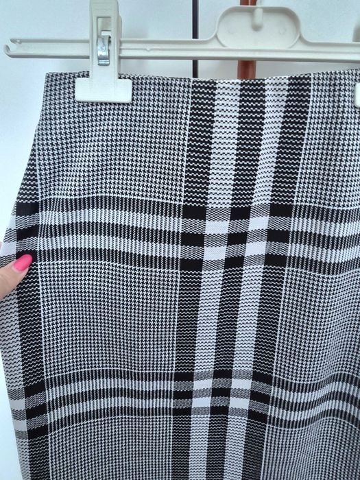 Saia midi justa com padrão branco e preto Primark,tam 32 - nunca usada