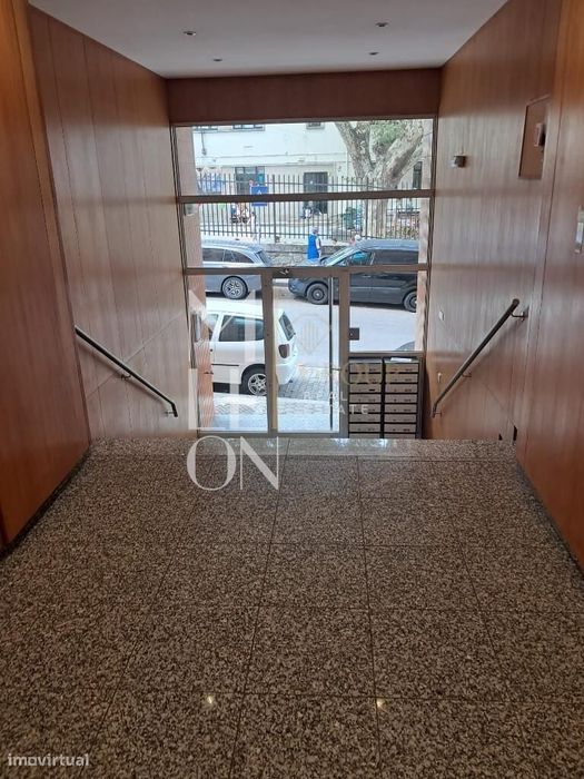 Apartamento T1+1 Renovado com Varanda e Garagem em Oliveira do Douro