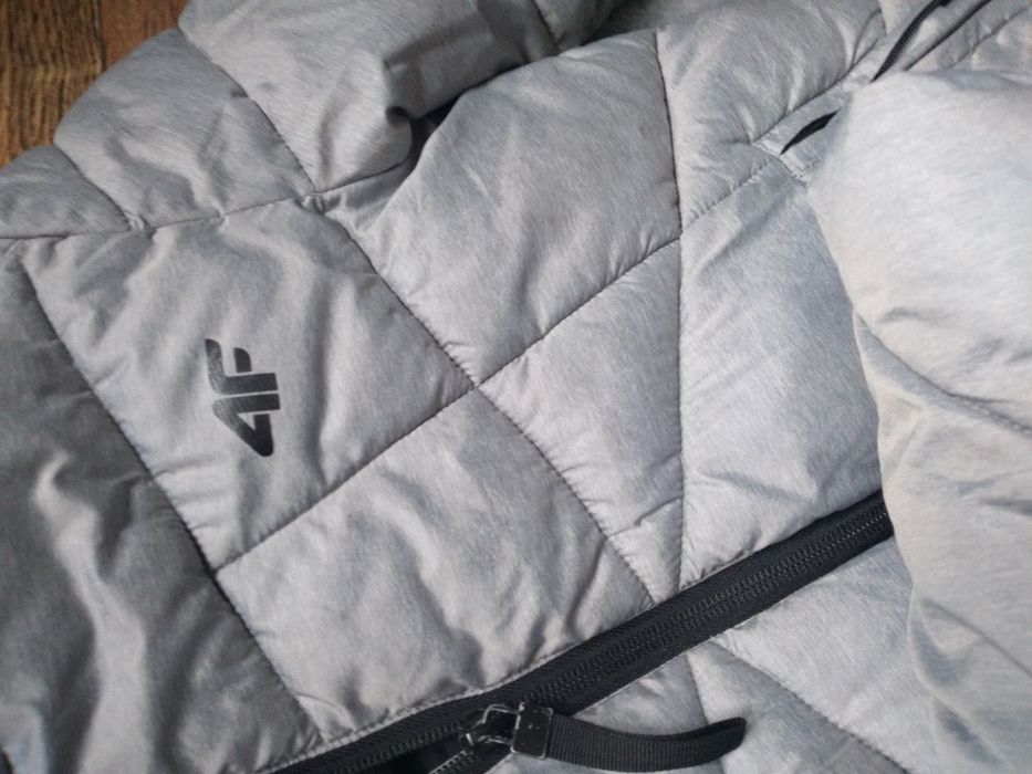 Szara/srebrna kurtka zimowa chłopięca 4F. Rozmiar 134