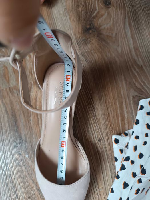 Buty na słupku beżowe