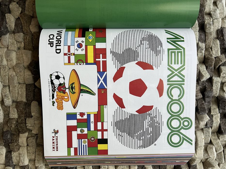 Livro com todas as cadernetas dos Mundiais de Futebol desde 1970 a 2026