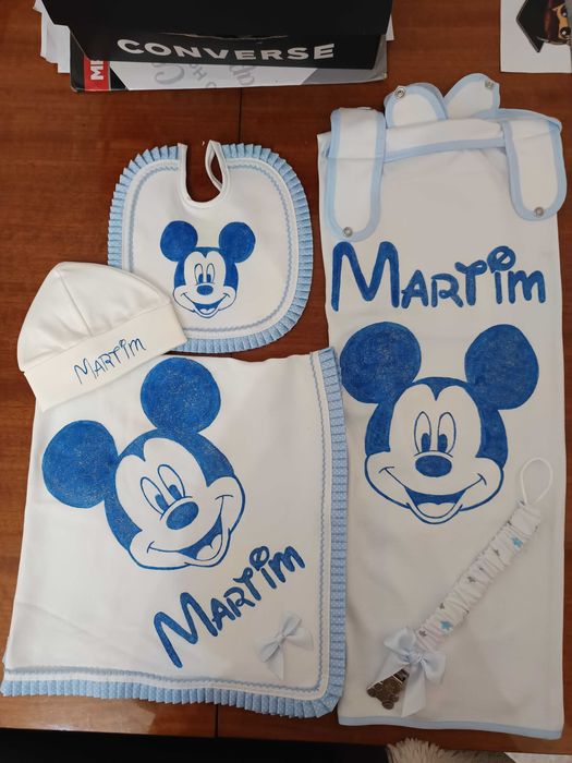 Artigos de bebé pintados a mão