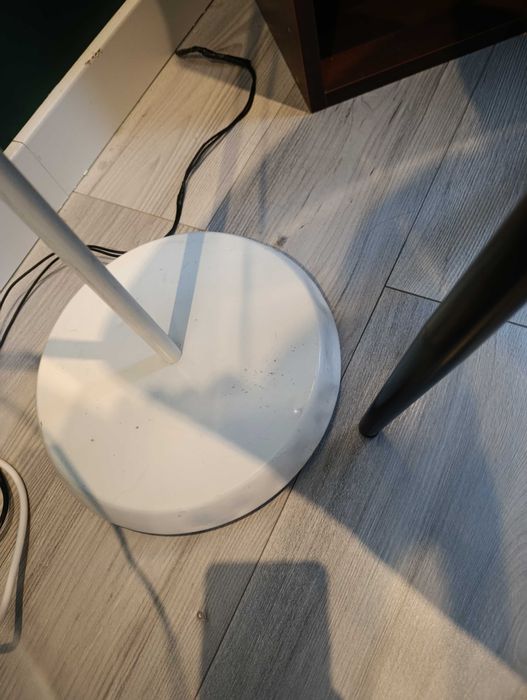 Lampa stojąca biała
