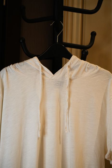 Біла довга футболка