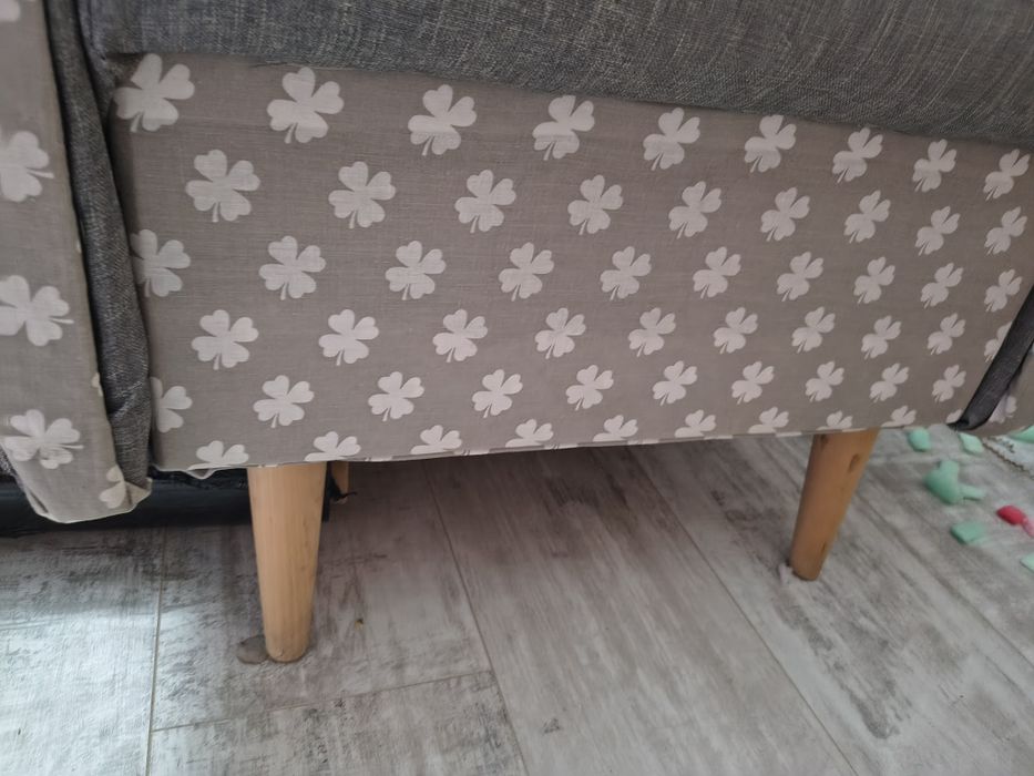 Duży fotel uszak szary kwiaty drewniane nogi