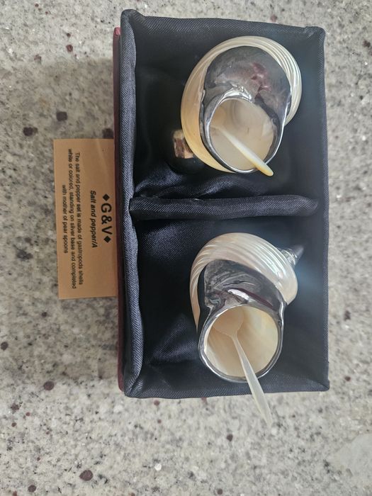 Zestaw sól i pieprz na srebnej stupce