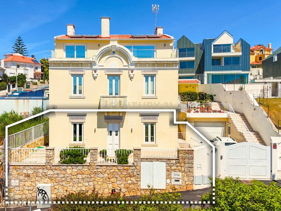 T3+1 Duplex em Moradia Bifamiliar | São Pedro do Estoril