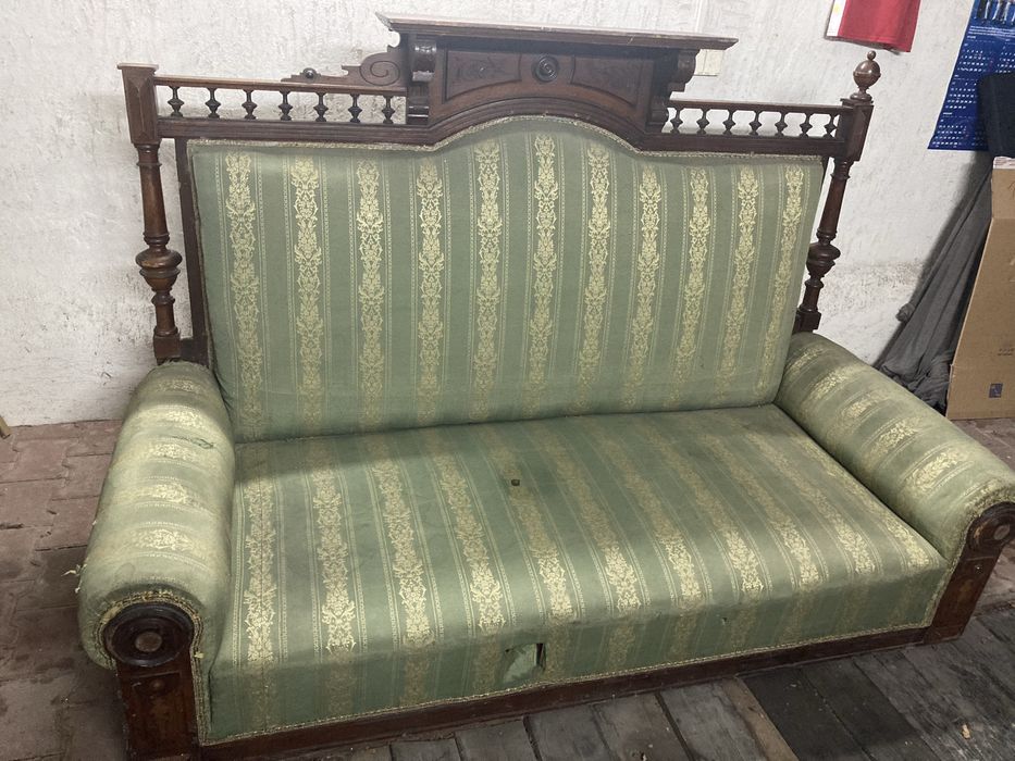 Sofa widoczna na zdjeciu