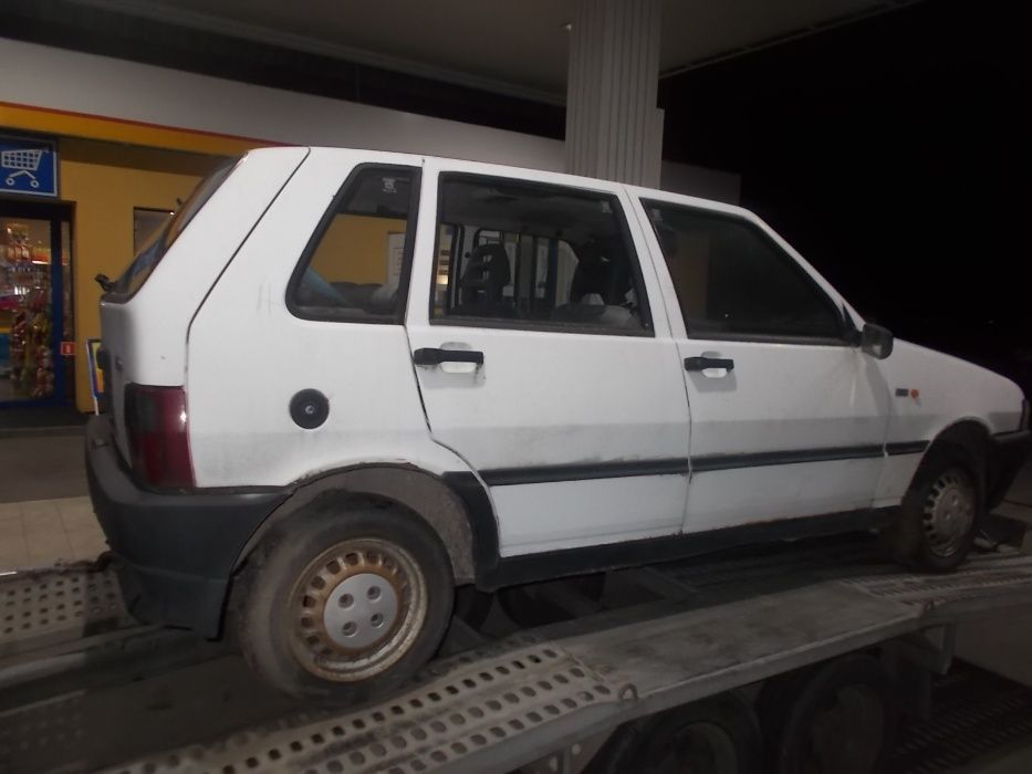 Fiat Uno,biały,5 drzwi,przeznaczony na części